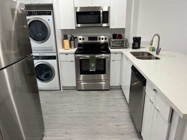 Køleskab, mikrobølgeovn, ovn, kogeplade