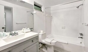 Suihkun ja ammeen yhdistelmä, hiustenkuivaaja, pyyhkeet