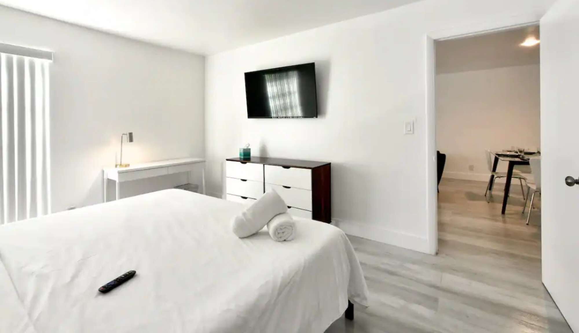 1 slaapkamer, een bureau, een strijkplank/strijkijzer, wifi