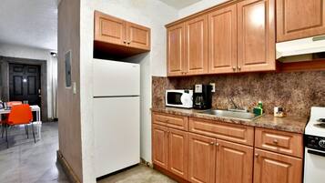 Full-size fridge, microwave, oven, stovetop