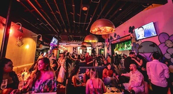 Bar (on property) - ✨ One Bedroom Chic and Cool - Large (Full Kitchen) (Miami)