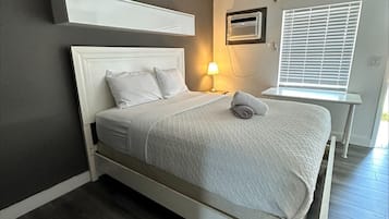 1 habitación, escritorio, tabla de planchar con plancha y wifi