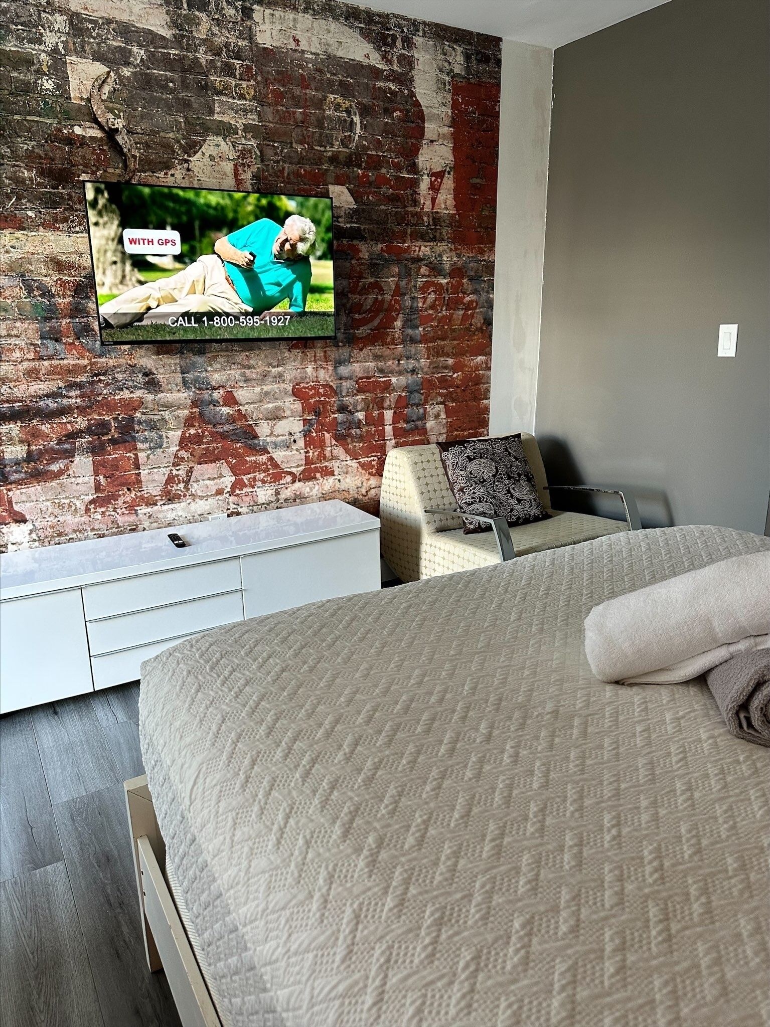 1 habitación, escritorio, tabla de planchar con plancha y wifi 