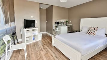 Desk, iron/ironing board, WiFi, bed sheets