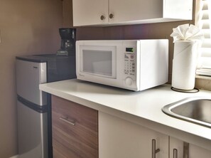 Kühlschrank, Mikrowelle, Herdplatte, Wasserkocher mit Kaffee-/Teezubehör