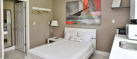 Desk, iron/ironing board, WiFi, bed sheets