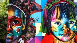 Une fresque colorée représentant des figures humaines abstraites et des motifs éclatants.