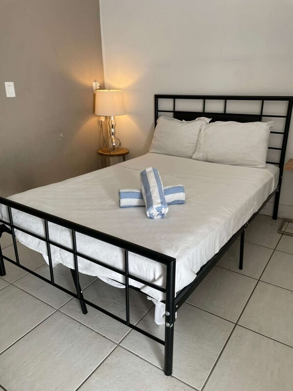 Escritorio, tabla de planchar con plancha, wifi y ropa de cama 