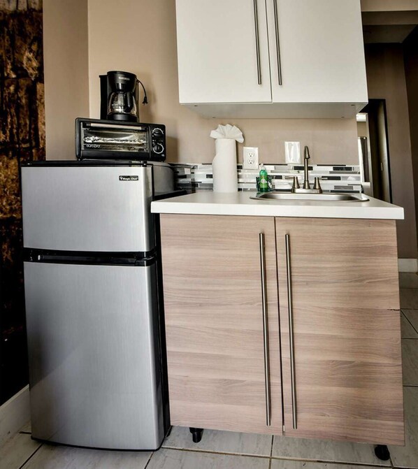 Fridge, coffee/tea maker, toaster