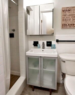 Shower, hair dryer, towels