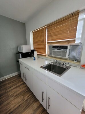 Refrigerador, microondas, placa de cocina, cafetera/tetera