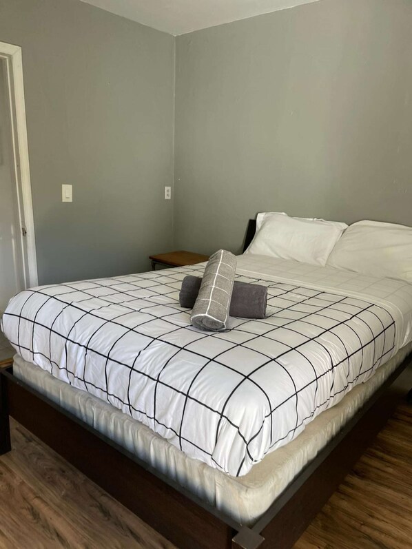 Escriptori, planxa i posts de planxar, wifi i roba de llit