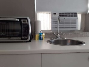 Refrigerador con congelador, microondas y parrilla de estufa