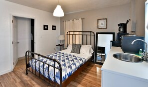 Desk, iron/ironing board, WiFi, bed sheets