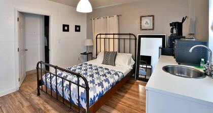 ✨One Bedroom Chic and Cool