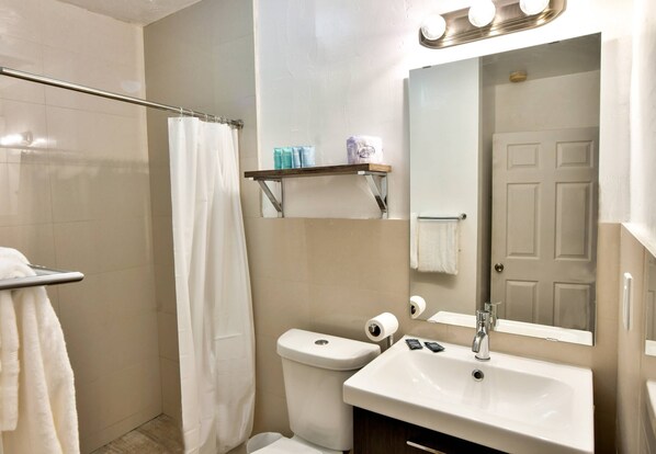 Douche, articles de toilette gratuits, sèche-cheveux