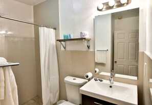 Regadera, amenidades de baño gratuitas, secadora de cabello, toallas
