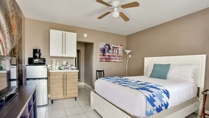 A hotel room with a bed, a desk, a kitchenette, and a ceiling fan. - ✨KFW Cozy, compact studio Wynwood 23 (Miami)