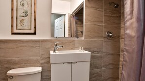 A modern bathroom with a toilet, sink, and shower. - ✨KFW Cozy, compact studio Wynwood 23 (Miami)