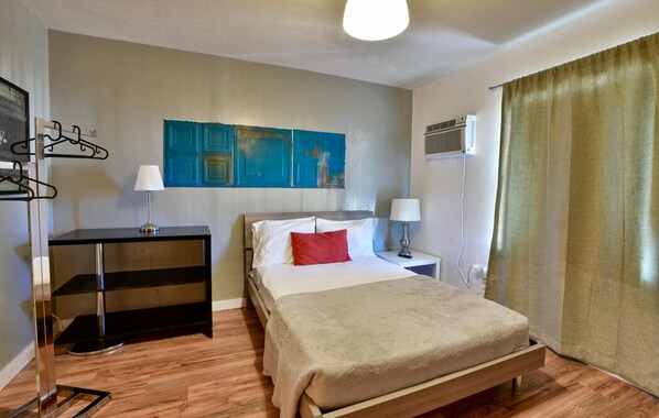 Desk, iron/ironing board, WiFi, bed sheets
