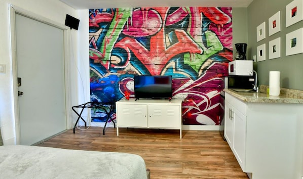 Desk, iron/ironing board, WiFi, bed sheets