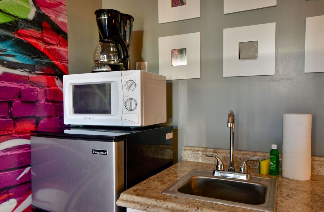 Cafetière-théière, réfrigérateur, four à micro-ondes, surface de cuisson