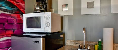 Coffee/tea maker, fridge, microwave, stovetop