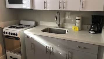 Coffee/tea maker, fridge, microwave, oven