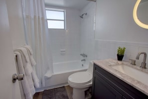 Combined shower/tub, hair dryer, towels