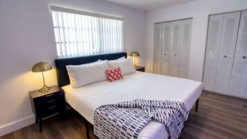 1 habitación, escritorio, tabla de planchar con plancha y wifi