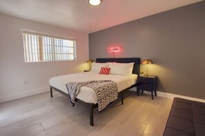 1 dormitorio, escritorio, tabla de planchar con plancha y wifi