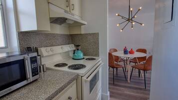 Geladeira, micro-ondas, fogão, cooktop