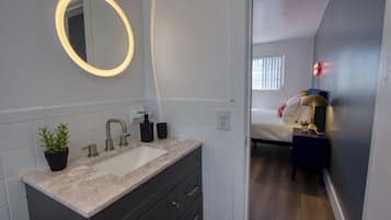 1 habitación, escritorio, tabla de planchar con plancha y wifi