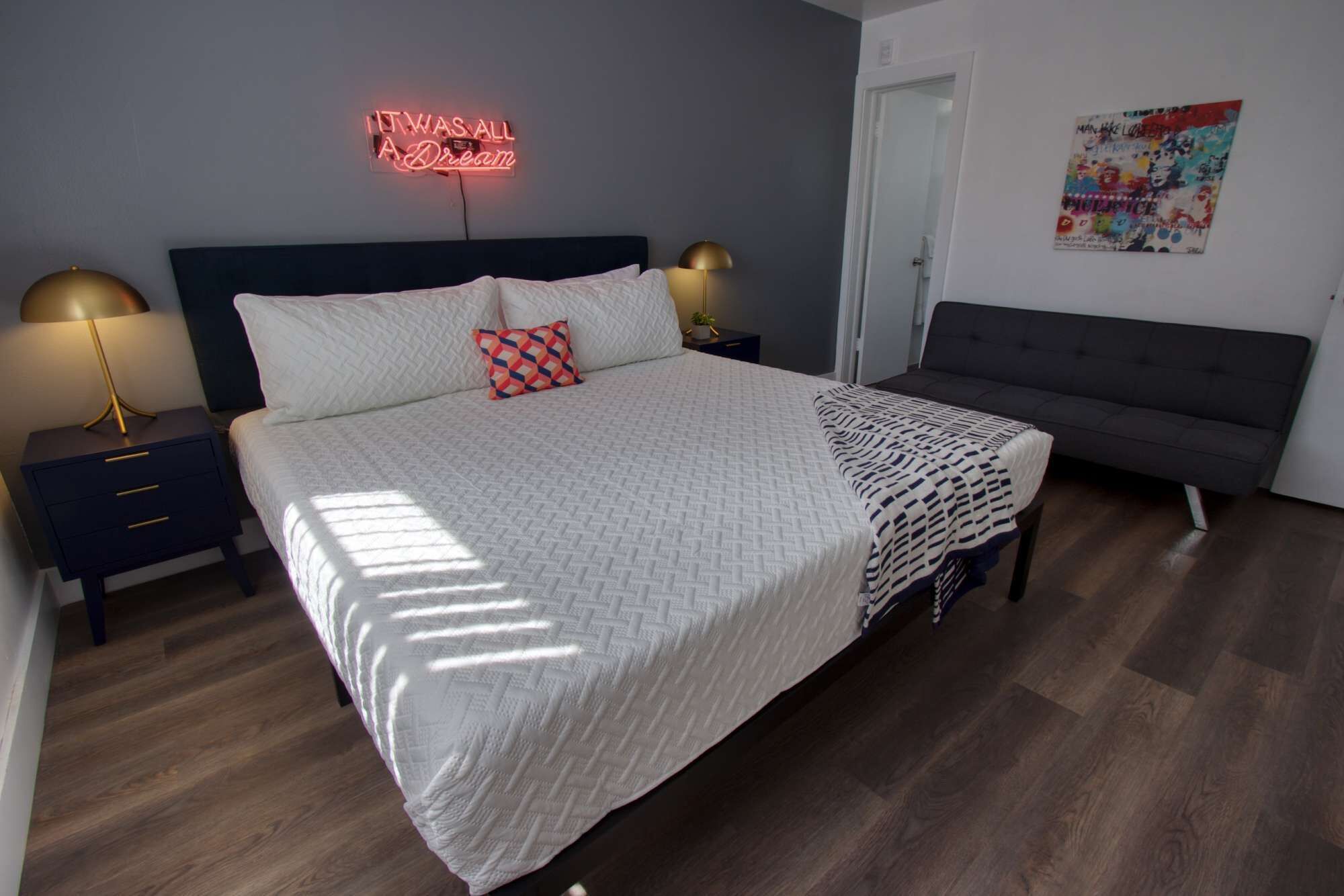 ✨ Amazing Renovated One Bedroom w/Free Parking and Pool with Balcony