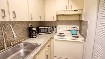 Frigorifero, microonde, forno, piano cottura