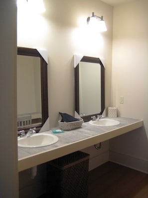 Shower, hair dryer, towels, soap - Marie Celeste Creole Country Cottage (Destrehan)