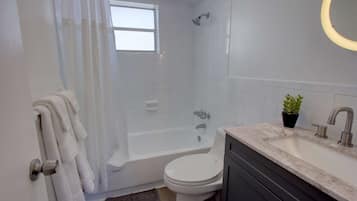 Combinazione doccia/vasca, asciugacapelli, asciugamani