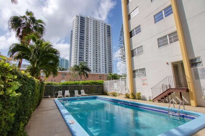 ✨ Amazing Renovated One Bedroom w/Free Parking and Pool