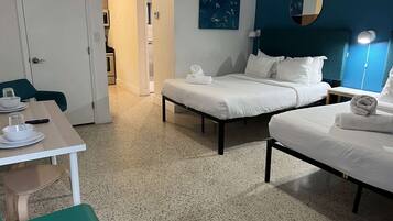 Een bureau, een strijkplank/strijkijzer, wifi, beddengoed