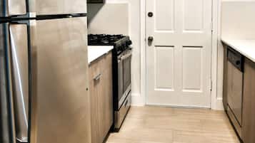 Een koelkast, een magnetron, een oven, een kookplaat