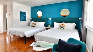 Een bureau, een strijkplank/strijkijzer, wifi, beddengoed