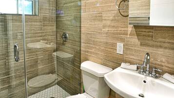 Een douche, handdoeken