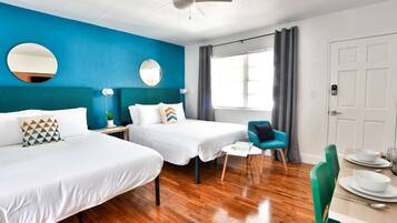 Escritorio, tabla de planchar con plancha, wifi y ropa de cama