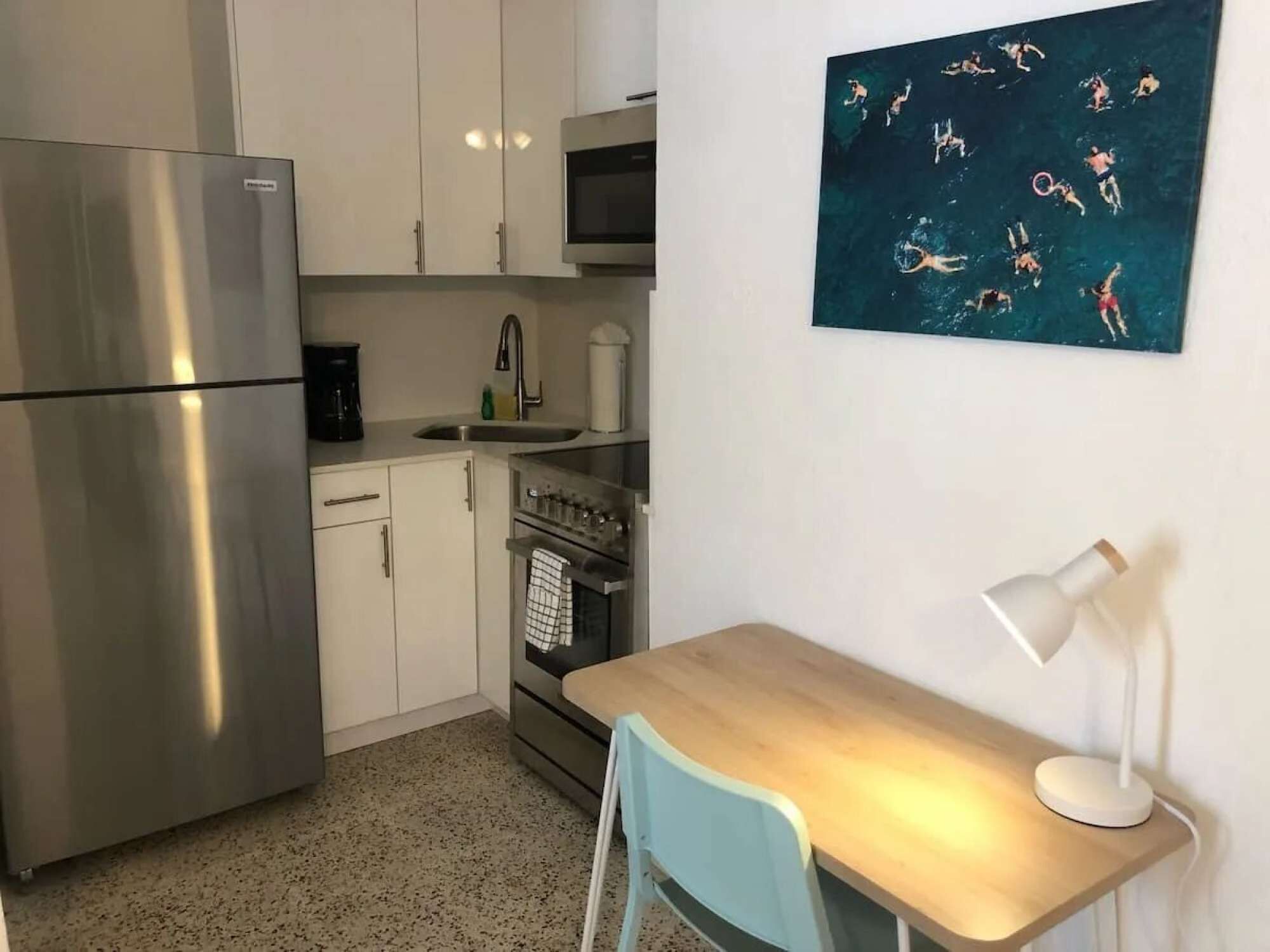 Refrigerador, microondas, horno y parrilla de estufa 
