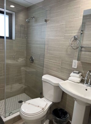 Douche, sèche-cheveux, serviettes fournies