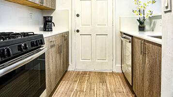 Coffee/tea maker, fridge, microwave, oven