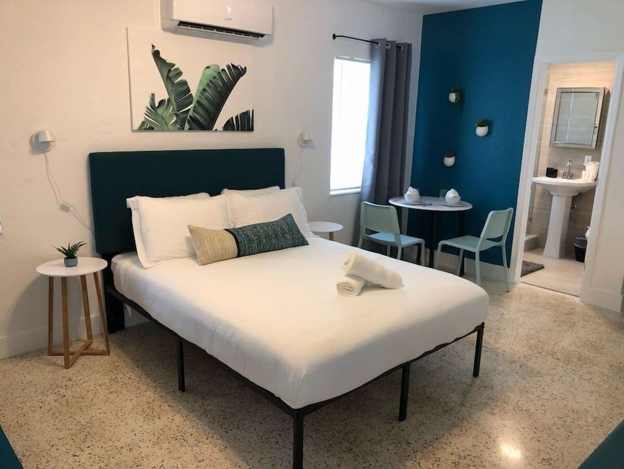 2 habitaciones, escritorio, tabla de planchar con plancha y wifi 