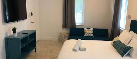 Desk, iron/ironing board, WiFi, bed sheets