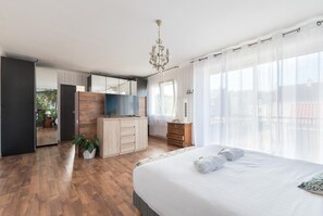 6 bedrooms, desk, iron/ironing board, free WiFi