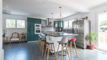 Een koelkast, een microgolfoven, een oven, een kookplaat